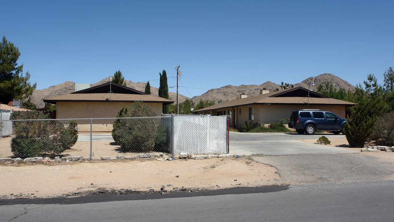 15568 Tonekai Rd in Apple Valley, CA - Foto de edificio