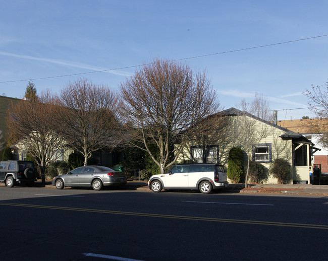 2441-2451 E Burnside St in Portland, OR - Foto de edificio - Building Photo