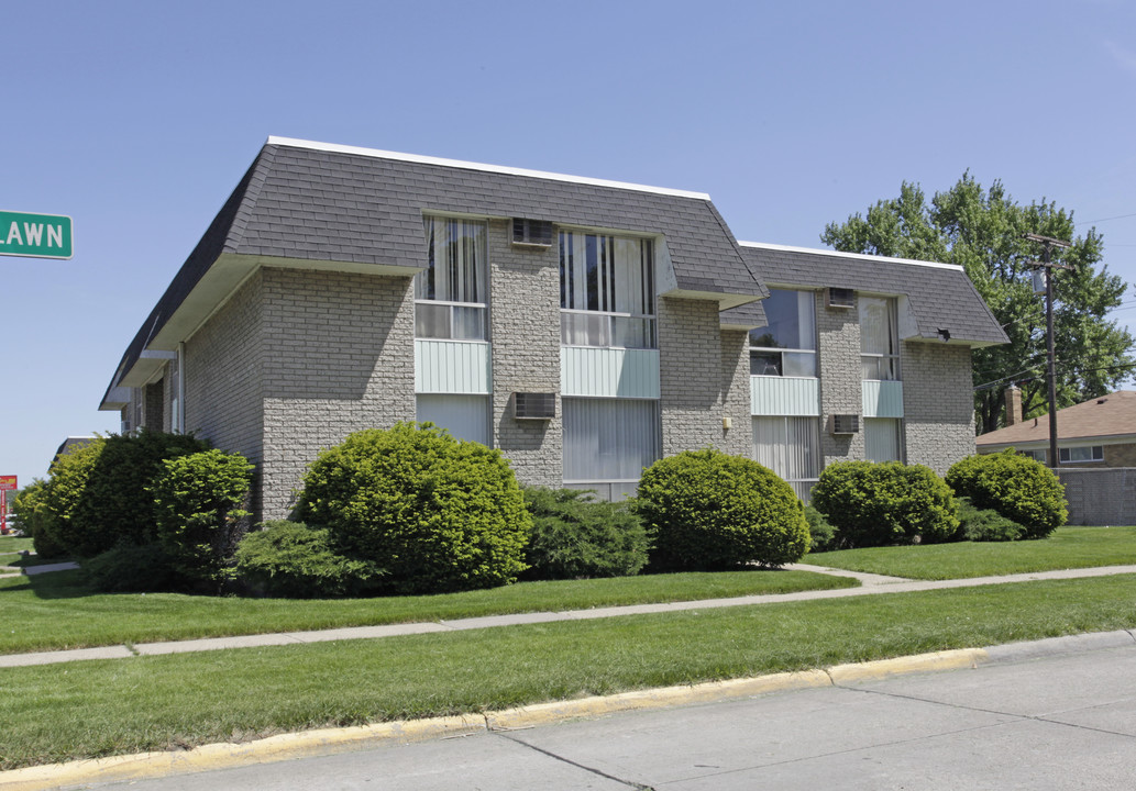 Silver Oak Apartments in Oak Park, MI - Building Photo