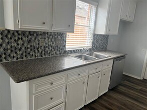 111 Kings Ct in Stafford, TX - Building Photo - Building Photo