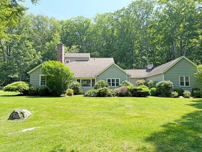 115 Godfrey Rd E in Weston, CT - Building Photo - Building Photo