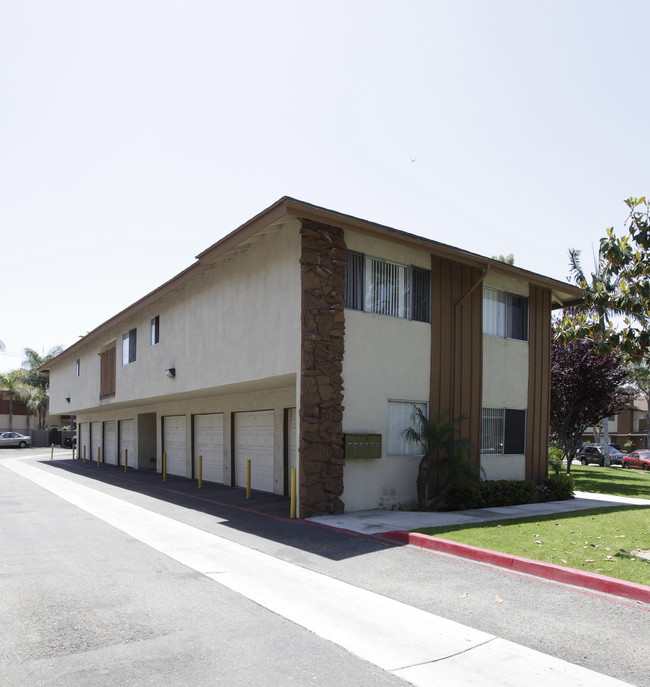 17042 Kenyon Dr in Tustin, CA - Foto de edificio - Building Photo