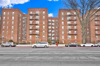 85-4 63rd Dr in Queens, NY - Foto de edificio - Building Photo