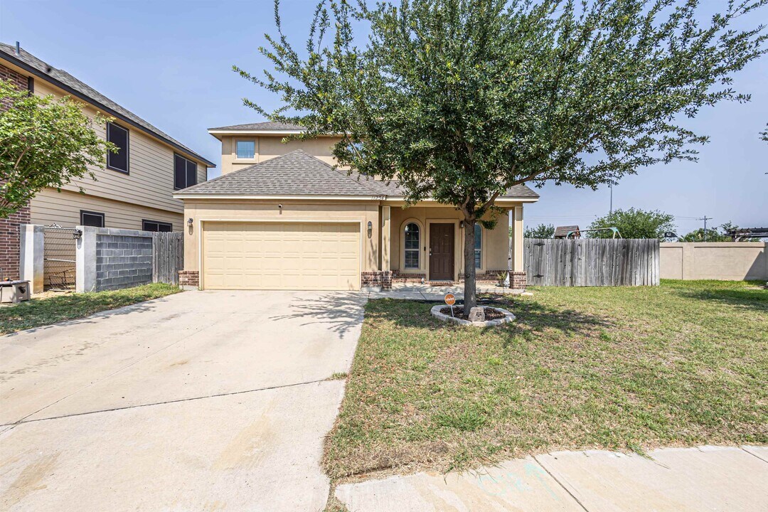 11234 Sierra Gorda Dr in Laredo, TX - Building Photo