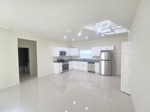 324 Mangonia Ave in Lehigh Acres, FL - Building Photo - Building Photo