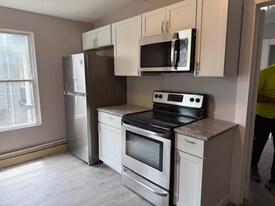 44 Lincoln Ave, Unit 1st Floor Left in Carbondale, PA - Building Photo