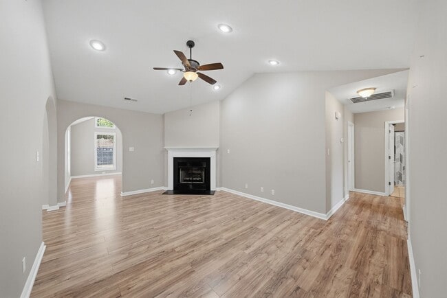 1838 E Ridge Dr in Conover, NC - Building Photo - Building Photo