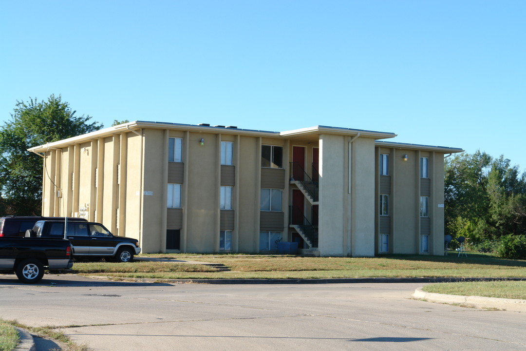 South Creek Apartments in Wichita, KS - Building Photo