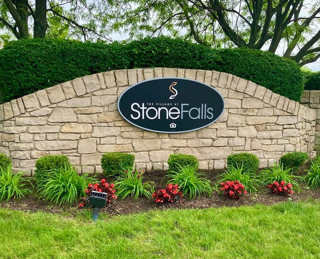The Village at Stone Falls in Dayton, OH - Foto de edificio - Building Photo