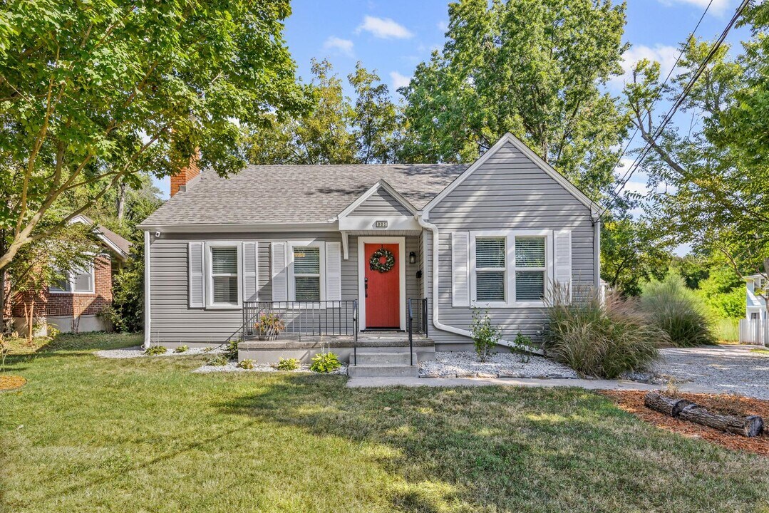 805 W Ash St in Columbia, MO - Building Photo