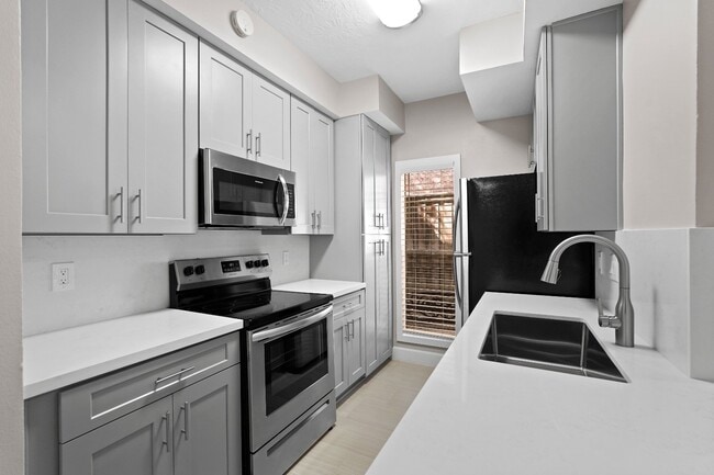 2300 Augusta Dr in Houston, TX - Building Photo - Building Photo