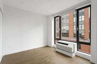 41-32 27th St in Queens, NY - Foto de edificio - Building Photo