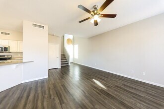 2221 E Union Hills Dr in Phoenix, AZ - Foto de edificio - Building Photo