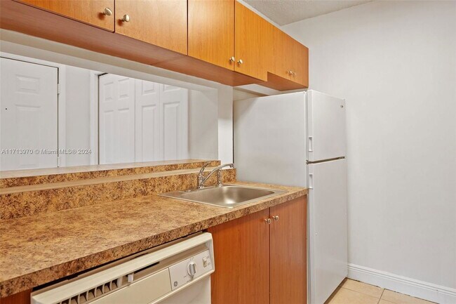 4241 W McNab Rd in Pompano Beach, FL - Building Photo - Building Photo