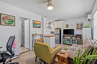 9611 Teasdale Terrace in Austin, TX - Building Photo - Building Photo