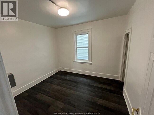 1063 Henry Ford Centre Dr in Windsor, ON - Foto de edificio - Building Photo