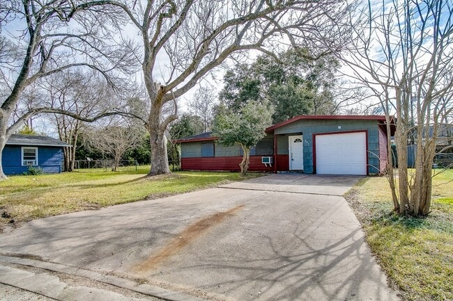 201 W Saunders St