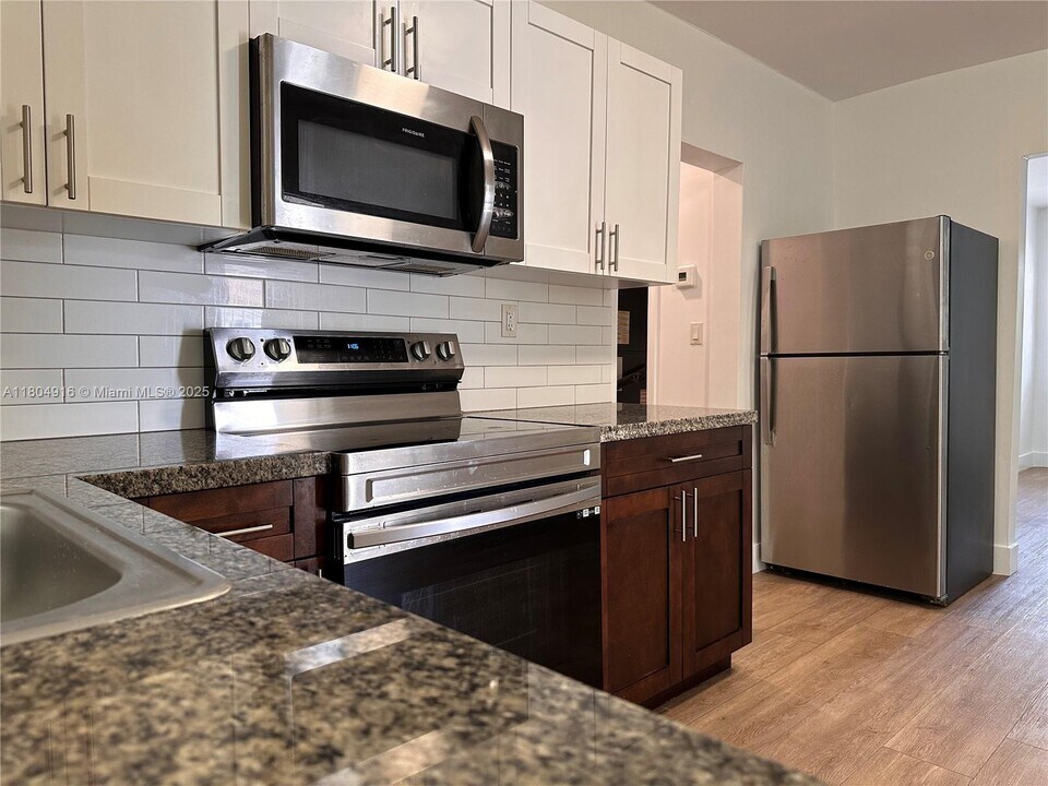 2335 NW 43rd St in Miami, FL - Building Photo