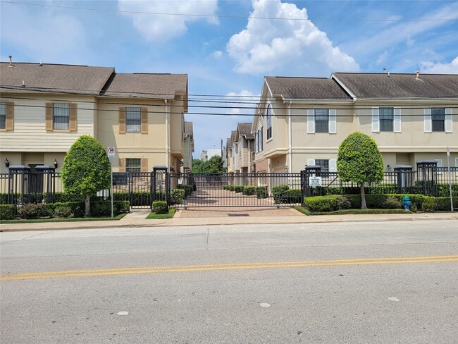 2911 Clinton Dr in Houston, TX - Building Photo - Building Photo