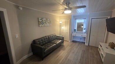 1524 6th St NW, Unit Upper in Largo, FL - Building Photo - Building Photo