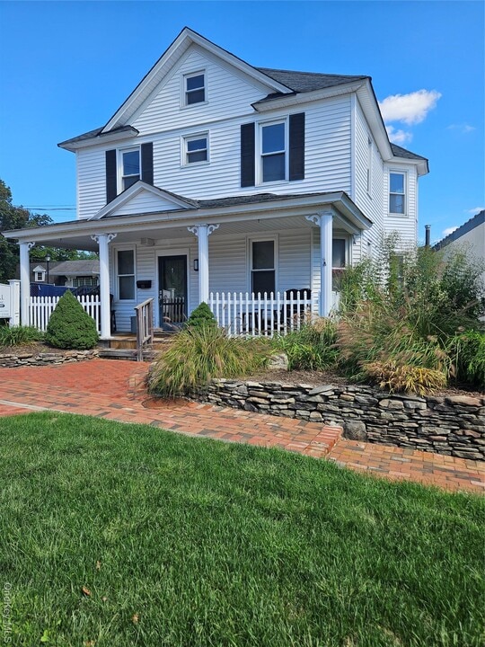 23 Bellemeade Ave in Smithtown, NY - Building Photo