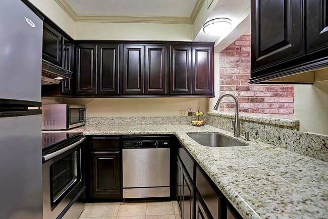 933 Wax Myrtle Ln in Houston, TX - Building Photo - Building Photo