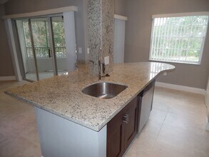 2810 N Oakland Forest Dr in Oakland Park, FL - Building Photo - Building Photo