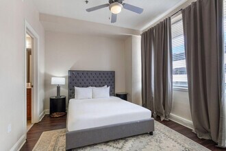 925 Common St in New Orleans, LA - Foto de edificio - Building Photo