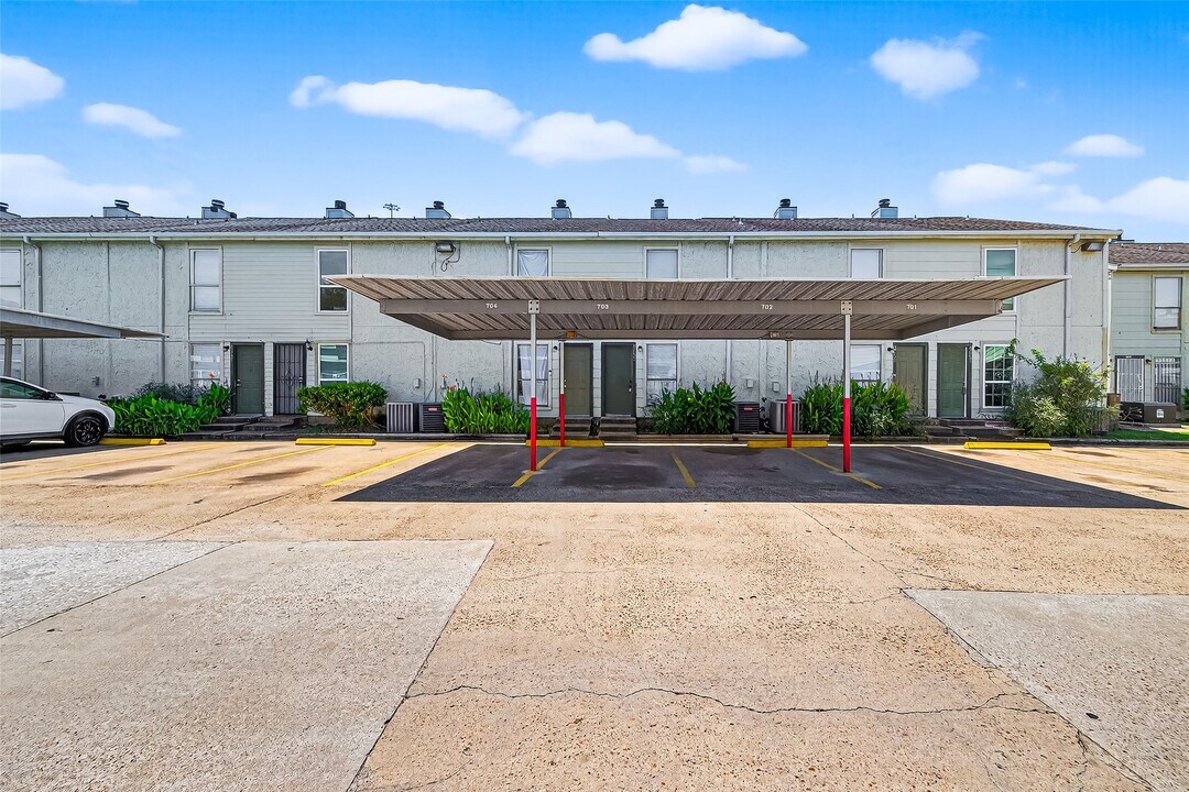 8653 Village of Fondren in Houston, TX - Building Photo