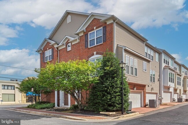 2500 Clairmont View Way in Silver Spring, MD - Foto de edificio - Building Photo