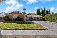 5244 Katherine St in Simi Valley, CA - Foto de edificio - Building Photo