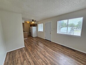 530 W Hopkins St in San Marcos, TX - Building Photo - Building Photo