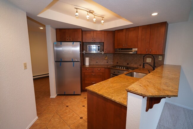 11104 NE 68th St, Unit A104 in Kirkland, WA - Building Photo - Building Photo