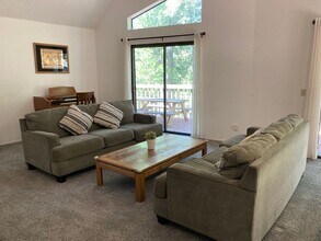 27205 Peninsula Dr in Lake Arrowhead, CA - Building Photo - Building Photo