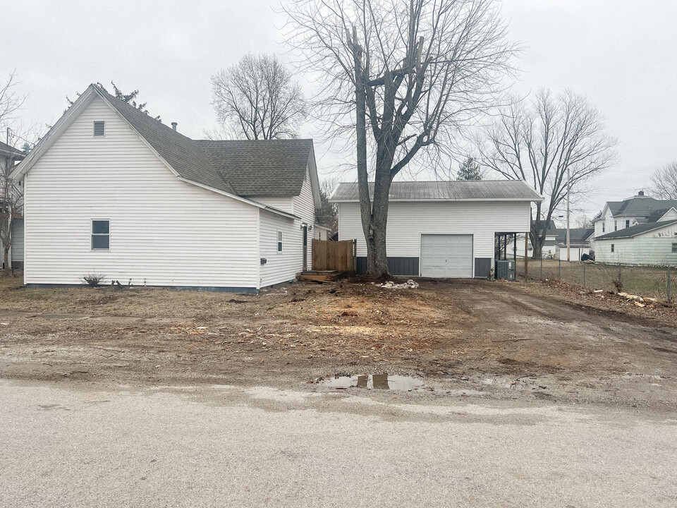 104 N Steele St in Palestine, IL - Building Photo