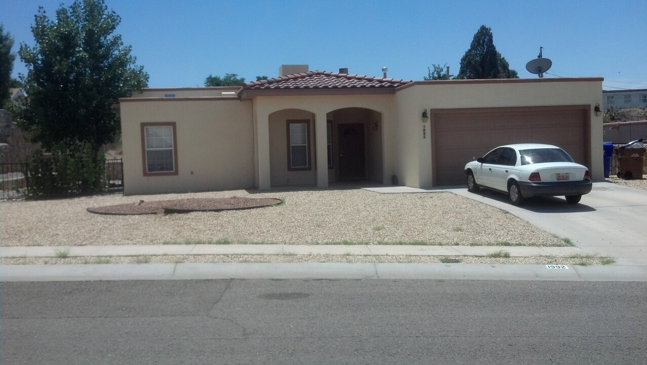 1992 Bentley Dr in Las Cruces, NM - Building Photo