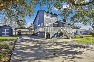 61 S Hilltop St in Pointblank, TX - Building Photo