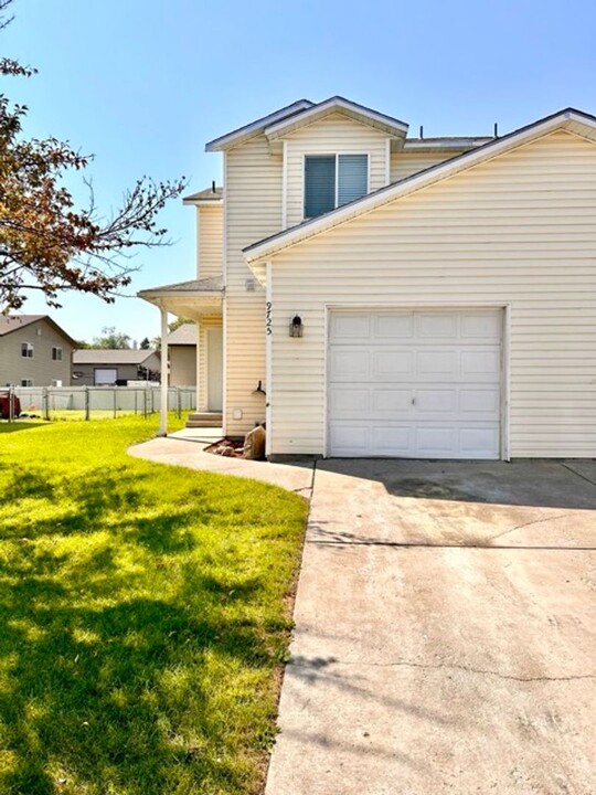 9725-9727 N Eileen Ct in Hayden, ID - Foto de edificio