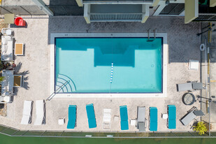 Nautico Bay Club in Miami Beach, FL - Foto de edificio - Building Photo