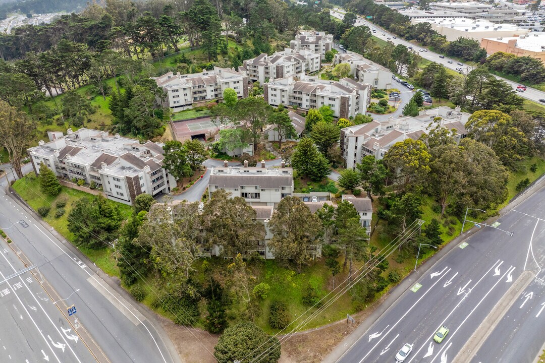 Village Serramonte in Daly City, CA - Foto de edificio