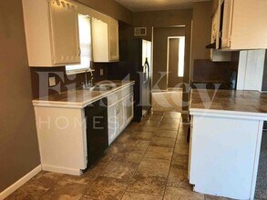 1613 NW Winchester Pl in Blue Springs, MO - Building Photo - Building Photo