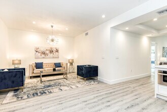 Regency Holt Apartments in Los Angeles, CA - Building Photo - Building Photo