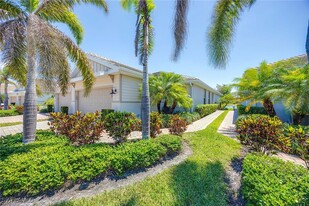 14799 Edgewater Cir in Naples, FL - Building Photo