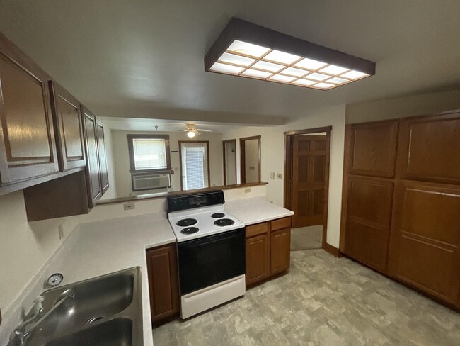 214 Wood St, Unit 1 in Belmont, WI - Foto de edificio - Building Photo