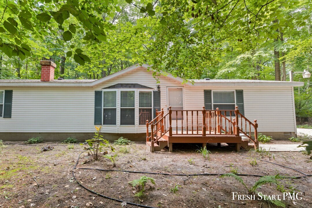 8855 Schultz St in Montague, MI - Building Photo