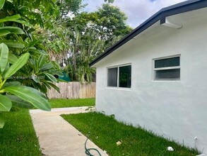 2380 SW 34th Way in Fort Lauderdale, FL - Building Photo - Building Photo