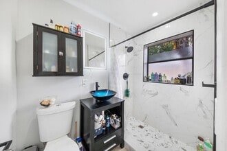 901 NE 40th St in Oakland Park, FL - Building Photo - Building Photo