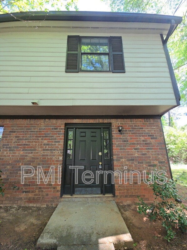 property at 5005 Hawthorne Ct