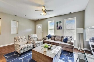 1730 W Beach Ave in Chicago, IL - Building Photo - Building Photo