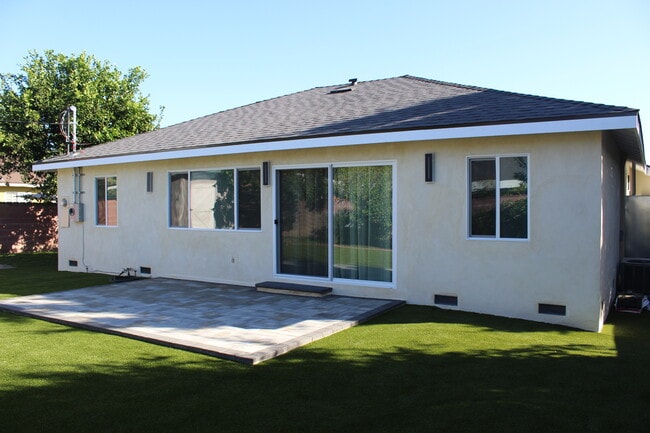 20801 Bassett St in Winnetka, CA - Foto de edificio - Building Photo